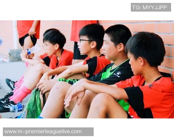 广州富力足球队奋战新赛季展现团队精神与拼搏决心的精彩旅程